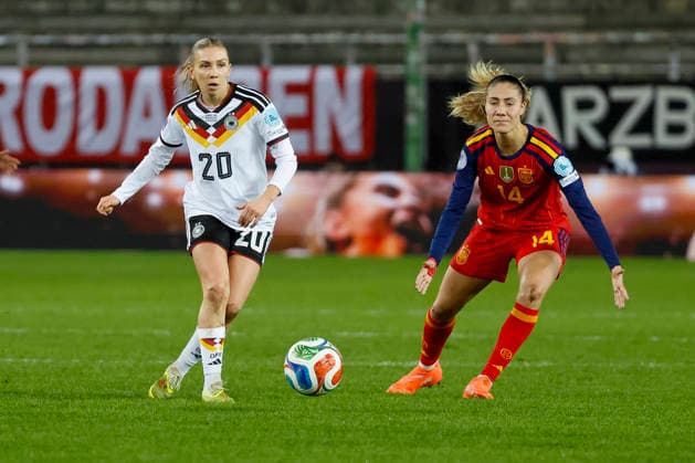 Elisa Senß, Senss (Deutschland, 20) und Laia Aleixandri (Spanien, 14) im Kampf um den Ball , Fussball Frauen, UEFA Womens Nations League 2025, Finale 1. Spiel, Deutschland vs. Spanien, 28.11.2025, Fritz-Walter-Stadion, Kaiserslautern, Deutschland Kaiserslautern Fritz-Walter-Stadion Rheinland-Pfalz Deutschland Copyright: xGrantxHubbsx