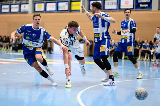 Vincent, Buechner (Linksaussen, ThSV Eisenach, 74), Lukas, Laube (THW Kiel, 20), Justin, Kurch (Kreislaeufer, ThSV Eisenach, 52) GER, ThSV Eisenach gegen THW Kiel, 1. Daikin Handballbundesliga, Handball, 14.Spieltag, Saison 2025 2026, 28.11.2025 GER, ThSV Eisenach gegen THW Kiel, 1. Daikin Handballbundesliga, Handball, 14.Spieltag, Saison 2025 2026, 28.11.2025 Eisenach Copyright: xEibner-Pressefoto MartinxHerbstx EP_MHT