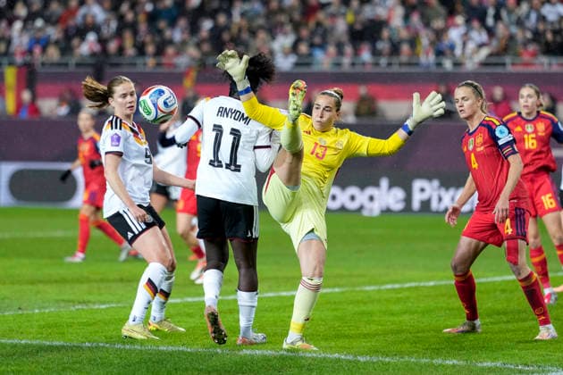 v.li.: Sjoeke Nüsken (DFB-Frauen, 9), Nicole Anyomi (DFB-Frauen, 11), Cata Coll (Catalina Coll Lluch, Spanien, Torhüterin, Torwart, 13), Zweikampf, Spielszene, Duell, duel, tackle, tackling, Dynamik, Action, Aktion, im Strafraum, Strafraumszene, 28.11.2025, Kaiserslautern (Deutschland), Fussball, UEFA Women s Nations League, Finale, Hinspiel, Deutschland - Spanien, THE EVENT REGULATIONS PROHIBIT ANY USE OF PHOTOGRAPHS AS IMAGE SEQUENCES AND OR QUASI-VIDEO.