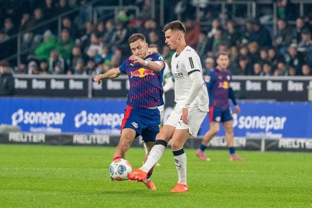 28.11.2025, Fussball: 1. Bundesliga, Saison 2025 2026, 12. Spieltag, Borussia Moenchengladbach - RB Leipzig im Borussia Park in Moenchengladbach. Zweikampf zwischen Christoph Baumgartner (RB Leipzig, 14) und Yannik Engelhardt (Borussia Moenchengladbach, 06). Wichtiger Hinweis: Gemaess den Vorgaben der DFL Deutsche Fussball Liga bzw. des DFB Deutscher Fussball-Bund ist es untersagt, in dem Stadion und oder vom Spiel angefertigte Fotoaufnahmen in Form von Sequenzbildern und oder videoaehnlichen Fotostrecken zu verwerten bzw. verwerten zu lassen. Foto: Kirchner-Media Thomas Haesler Copyright: xKirchner-Media ThomasxHaeslerx