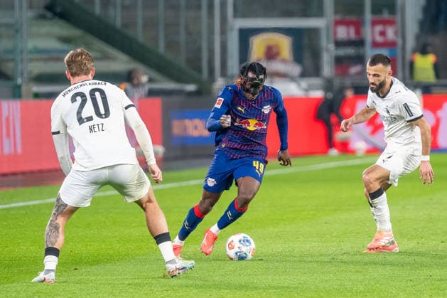 28.11.2025, Fussball: 1. Bundesliga, Saison 2025 2026, 12. Spieltag, Borussia Moenchengladbach - RB Leipzig im Borussia Park in Moenchengladbach. Zweikampf zwischen Luca Netz (Borussia Moenchengladbach, 20), Yan Diomonde (RB Leipzig, 49) und Franck Honorat (Borussia Moenchengladbach, 09). Wichtiger Hinweis: Gemaess den Vorgaben der DFL Deutsche Fussball Liga bzw. des DFB Deutscher Fussball-Bund ist es untersagt, in dem Stadion und oder vom Spiel angefertigte Fotoaufnahmen in Form von Sequenzbildern und oder videoaehnlichen Fotostrecken zu verwerten bzw. verwerten zu lassen. Foto: Kirchner-Media Thomas Haesler Copyright: xKirchner-Media ThomasxHaeslerx