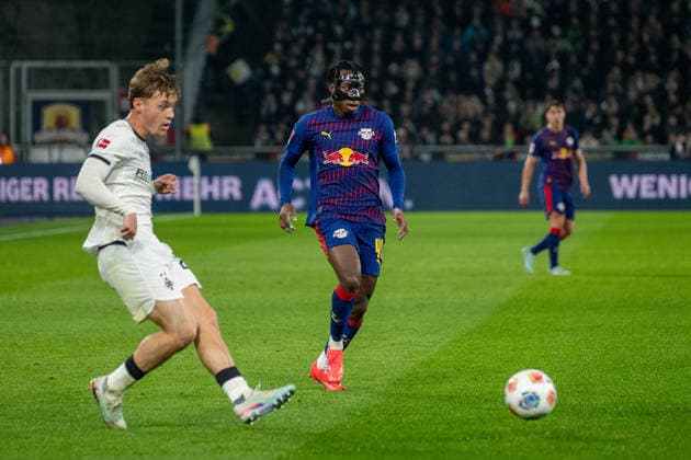 28.11.2025, Fussball: 1. Bundesliga, Saison 2025 2026, 12. Spieltag, Borussia Moenchengladbach - RB Leipzig im Borussia Park in Moenchengladbach. Yan Diomonde (RB Leipzig, 49) kann den Rueckpass von Luca Netz (Borussia Moenchengladbach, 20) nicht erreichen. Wichtiger Hinweis: Gemaess den Vorgaben der DFL Deutsche Fussball Liga bzw. des DFB Deutscher Fussball-Bund ist es untersagt, in dem Stadion und oder vom Spiel angefertigte Fotoaufnahmen in Form von Sequenzbildern und oder videoaehnlichen Fotostrecken zu verwerten bzw. verwerten zu lassen. Foto: Kirchner-Media Thomas Haesler Copyright: xKirchner-Media ThomasxHaeslerx