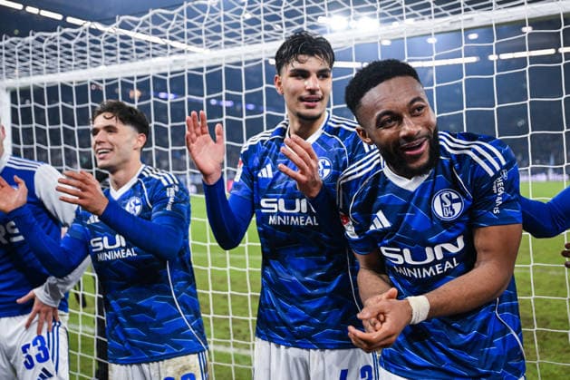28.11.2025, Fussball, 2. Bundesliga, Saison 2025 2026, 14. Spieltag, FC Schalke 04 - SC Paderborn, Mertcan Ayhan (FC Schalke 04), Moussa Sylla (FC Schalke 04) xRHR-FOTO YYx Copyright: KROEGER RHR-FOTOx RHR-FOTO YY