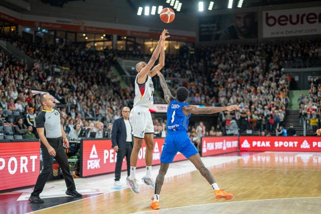 Louis Olinde (Deutschland, 16), Khadeen Carrington (Israel, 03), GER, Deutschland vs. Isreal, FIBA, Basketball, World Cup 2027 European Qualifiers, Laenderspiel, Runde 1, Gruppe E, 28.11.2025, GER, Deutschland vs. Isreal, FIBA, Basketball, World Cup 2027 European Qualifiers, Laenderspiel, Runde 1, Gruppe E, 28.11.2025 Neu-Ulm Copyright: xEibner-Pressefotox EP_EER