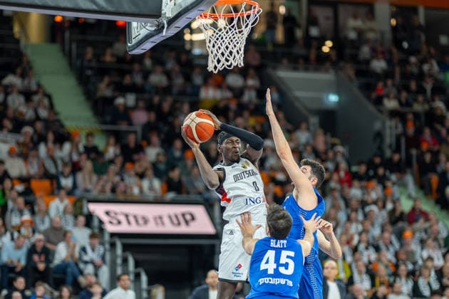 Isaac Bonga (Deutschland, 00), Tamir Blatt (Israel, 45), GER, Deutschland vs. Isreal, FIBA, Basketball, World Cup 2027 European Qualifiers, Laenderspiel, Runde 1, Gruppe E, 28.11.2025, GER, Deutschland vs. Isreal, FIBA, Basketball, World Cup 2027 European Qualifiers, Laenderspiel, Runde 1, Gruppe E, 28.11.2025 Neu-Ulm Copyright: xEibner-Pressefotox EP_EER