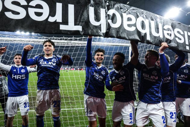 Fussball, 2. Bundesliga Saison 2025 2026 14. Spieltag FC Schalke 04 - SC Paderborn 07 28.11.2025, VELTINS-Arena Die Spieler von FC Schalke 04 freuen sich nach dem Spiel über den Sieg Gelsenkirchen VELTINS-Arena Nordrhein-Westfalen Deutschland