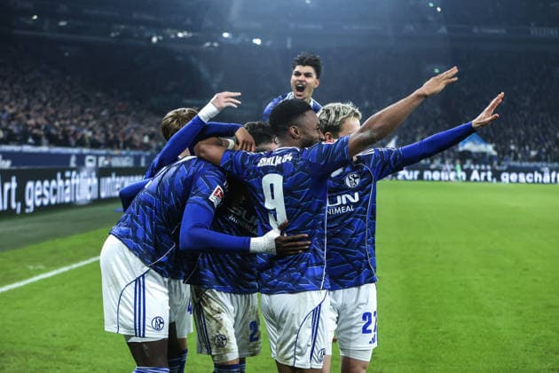 Fussball, 2. Bundesliga Saison 2025 2026 14. Spieltag FC Schalke 04 - SC Paderborn 07 28.11.2025, VELTINS-Arena Torjubel FC Schalke 04 nach dem Tor zum 2-1 durch Bryan Lasme (FC Schalke 04, 11) die Spieler freuen sich Gelsenkirchen VELTINS-Arena Nordrhein-Westfalen Deutschland