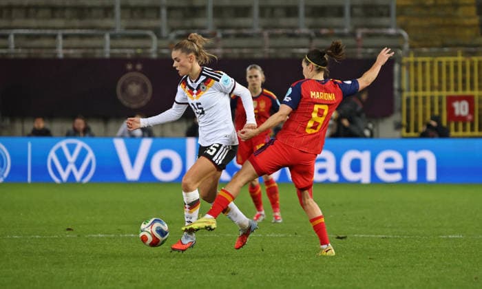 28.11.2025, Fussball, Frauen, UEFA Women s Nations League Finale 2025, Deutschland - Spanien, Selina Cerci (Deutschland) Mariona Caldentey (Spanien) Kaiserslautern Fritz-Walter-Stadion Rheinland-Pfalz Deutschland (DEU) Copyright: xFabianxKleerx