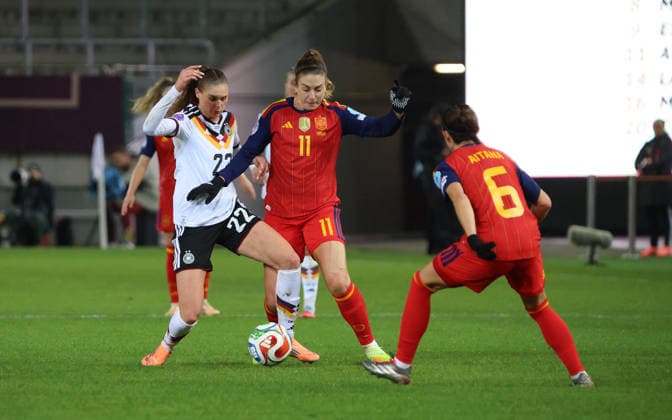 28.11.2025, Fussball, Frauen, UEFA Women s Nations League Finale 2025, Deutschland - Spanien, Jule Brand (Deutschland) Alexia Putellas (Spanien) Kaiserslautern Fritz-Walter-Stadion Rheinland-Pfalz Deutschland (DEU) Copyright: xFabianxKleerx