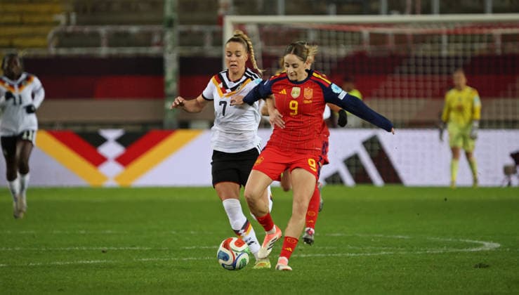 28.11.2025, Fussball, Frauen, UEFA Women s Nations League Finale 2025, Deutschland - Spanien, Giulia Gwinn (Deutschland) Esther Gonzalez (Spanien) Kaiserslautern Fritz-Walter-Stadion Rheinland-Pfalz Deutschland (DEU) Copyright: xFabianxKleerx