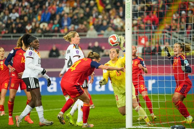 Fussball: UEFA Women s Nations League, Finalspiel 1, Deutschland - Spanien am 28.11.2025 in Kaiserslautern (Fritz-Walter-Stadion), Deutschland, Saison 2025 2026: Cata Coll (13, ESP) pariert einen gefährlichen Kopfball von Rebecca Knaak (4, GER). Kaiserslautern Fritz-Walter-Stadion Deutschland Copyright: xChristophxKinzingerx
