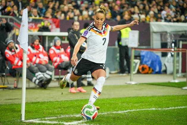 Fussball: UEFA Women s Nations League, Finalspiel 1, Deutschland - Spanien am 28.11.2025 in Kaiserslautern (Fritz-Walter-Stadion), Deutschland, Saison 2025 2026: Giulia Gwinn (7, GER) im Fokus. Kaiserslautern Fritz-Walter-Stadion Deutschland Copyright: xChristophxKinzingerx