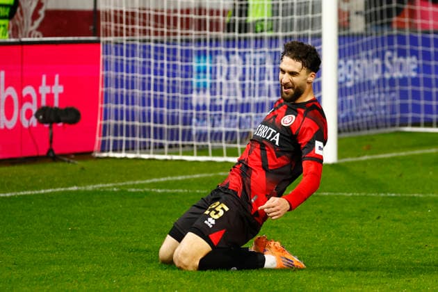 28.11.2025, xavx, Fussball 3.Liga, SV Wehen Wiesbaden - Erzgebirge Aue v.l. Nikolas Agrafiotis (SV Wehen Wiesbaden) celebrate the goal, Der Torjubel zum 3:1 (DFL DFB REGULATIONS PROHIBIT ANY USE OF PHOTOGRAPHS as IMAGE SEQUENCES and or QUASI-VIDEO) Wiesbaden