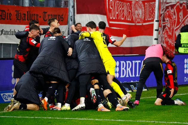 28.11.2025, xavx, Fussball 3.Liga, SV Wehen Wiesbaden - Erzgebirge Aue v.l. Nikolas Agrafiotis (SV Wehen Wiesbaden) celebrate the goal, Der Torjubel zum 3:1 (DFL DFB REGULATIONS PROHIBIT ANY USE OF PHOTOGRAPHS as IMAGE SEQUENCES and or QUASI-VIDEO) Wiesbaden