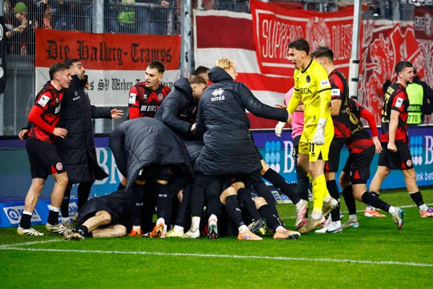 28.11.2025, xavx, Fussball 3.Liga, SV Wehen Wiesbaden - Erzgebirge Aue v.l. Nikolas Agrafiotis (SV Wehen Wiesbaden) celebrate the goal, Der Torjubel zum 3:1 (DFL DFB REGULATIONS PROHIBIT ANY USE OF PHOTOGRAPHS as IMAGE SEQUENCES and or QUASI-VIDEO) Wiesbaden