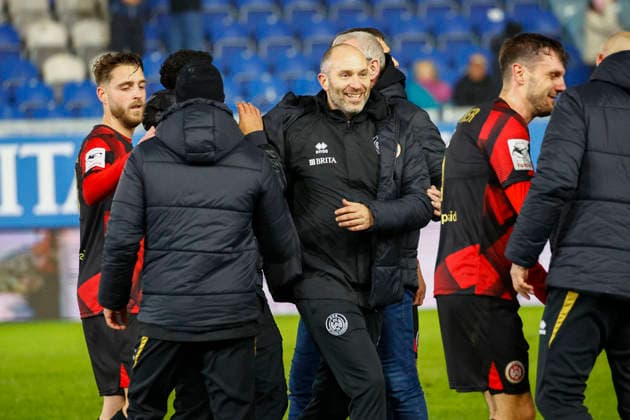 28.11.2025, xavx, Fussball 3.Liga, SV Wehen Wiesbaden - Erzgebirge Aue v.l. Trainer Daniel Scherning (SV Wehen Wiesbaden) jubeln jubelt nach Spielende. (DFL DFB REGULATIONS PROHIBIT ANY USE OF PHOTOGRAPHS as IMAGE SEQUENCES and or QUASI-VIDEO) Wiesbaden