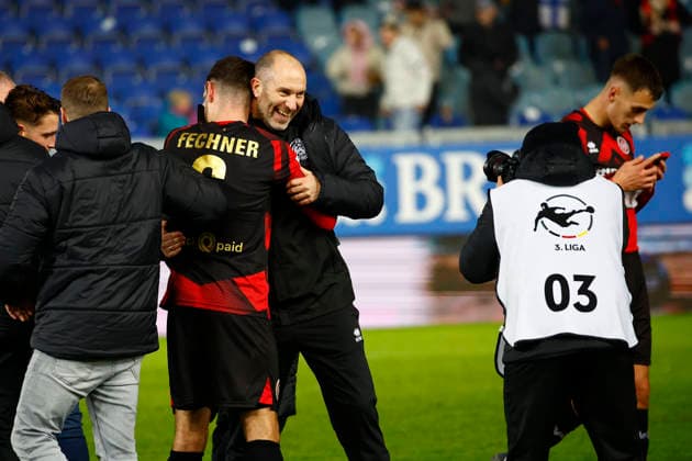 28.11.2025, xavx, Fussball 3.Liga, SV Wehen Wiesbaden - Erzgebirge Aue v.l. Trainer Daniel Scherning (SV Wehen Wiesbaden) jubeln jubelt nach Spielende. (DFL DFB REGULATIONS PROHIBIT ANY USE OF PHOTOGRAPHS as IMAGE SEQUENCES and or QUASI-VIDEO) Wiesbaden