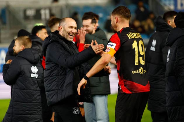28.11.2025, xavx, Fussball 3.Liga, SV Wehen Wiesbaden - Erzgebirge Aue v.l. Trainer Daniel Scherning (SV Wehen Wiesbaden) jubeln jubelt nach Spielende. (DFL DFB REGULATIONS PROHIBIT ANY USE OF PHOTOGRAPHS as IMAGE SEQUENCES and or QUASI-VIDEO) Wiesbaden