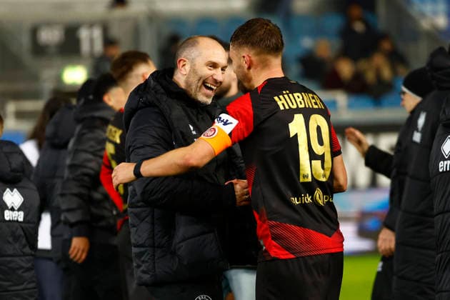 28.11.2025, xavx, Fussball 3.Liga, SV Wehen Wiesbaden - Erzgebirge Aue v.l. Trainer Daniel Scherning (SV Wehen Wiesbaden) jubeln jubelt nach Spielende. (DFL DFB REGULATIONS PROHIBIT ANY USE OF PHOTOGRAPHS as IMAGE SEQUENCES and or QUASI-VIDEO) Wiesbaden