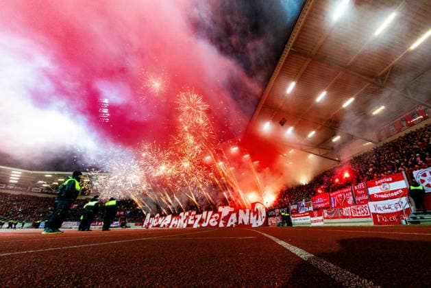 Erfurt , 281125 , Fussball Regionalliga Nordost FC Rot Weiss Erfurt - Carl Zeiss Jena im Bild: Pyrotechnik Aktion Choreographie der Erfurter Ultras Fans Fanblock *** Erfurt , 281125 , Soccer Regionalliga Nordost FC Rot Weiss Erfurt Carl Zeiss Jena im Bild Pyrotechnik Aktion Choreographie der Erfurter Ultras Fans Fanblock