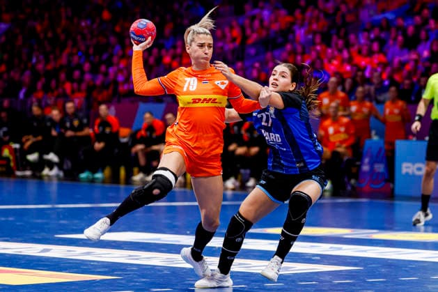 27th IHF Women s Handball World Championship, WM, Weltmeisterschaft - Preliminary Round - Netherlands vs Argentina, Netherlands Estavana Polman of the Netherlands throw the ball and Martina Lang of Argentina defends during the 27th IHF Women s Handball World Championship - Preliminary Round match between the Netherlands and Argentina at the Ahoy in Rotterdam, Netherlands, November 28, 2025. Rotterdam Netherlands  Copyright: xMatrixxImagesx xMarcelxterxBalsx
