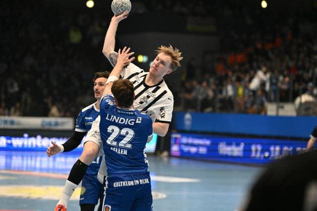RECORD DATE NOT STATED Eric Johansson (21; THW Kiel) wirft aufs Tor, während Philipp Meyer (27; ThSV Eisenach) verteidigt Wurf von Eric Johansson (21; THW Kiel)