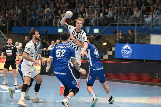 RECORD DATE NOT STATED Handball-Szene mit Eric Johansson (21; THW Kiel), Justin Kurch (52; ThSV Eisenach) und Stephan Seitz (44; ThSV Eisenach) Spielszene: Eric Johansson (21; THW Kiel), Justin Kurch (52; ThSV Eisenach) und Stephan Seitz (44; ThSV Eisenach)