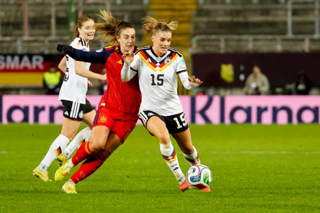 Alexia Putellas (Spanien, 11) und Selina Cerci (Deutschland, 15) im Zweikampf , Fussball Frauen, UEFA Womens Nations League 2025, Finale 1. Spiel, Deutschland vs. Spanien, 28.11.2025, Fritz-Walter-Stadion, Kaiserslautern, Deutschland Kaiserslautern Fritz-Walter-Stadion Rheinland-Pfalz Deutschland Copyright: xGrantxHubbsx