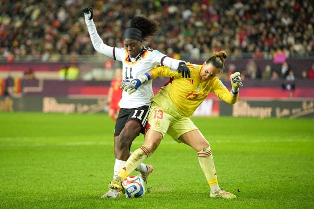 Fussball: UEFA Women s Nations League, Finalspiel 1, Deutschland - Spanien am 28.11.2025 in Kaiserslautern (Fritz-Walter-Stadion), Deutschland, Saison 2025 2026: Strafraumszene zwischen Cata Coll (13, ESP) und Nicole Anyomi (11, GER). Kaiserslautern Fritz-Walter-Stadion Deutschland Copyright: xChristophxKinzingerx