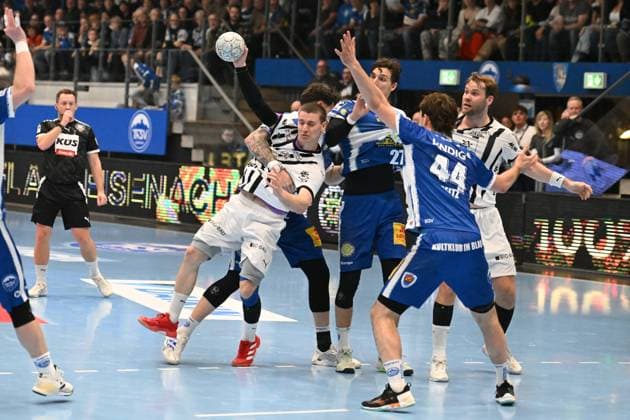 RECORD DATE NOT STATED Handball-Szene mit Petter Overby (11; THW Kiel), Elias Ellefsen a Skipagotu (71; THW Kiel) und Philipp Meyer (27; ThSV Eisenach) Spielszene: Petter Overby (11; THW Kiel), Elias Ellefsen a Skipagotu (71; THW Kiel) und Philipp Meyer (27; ThSV Eisenach)