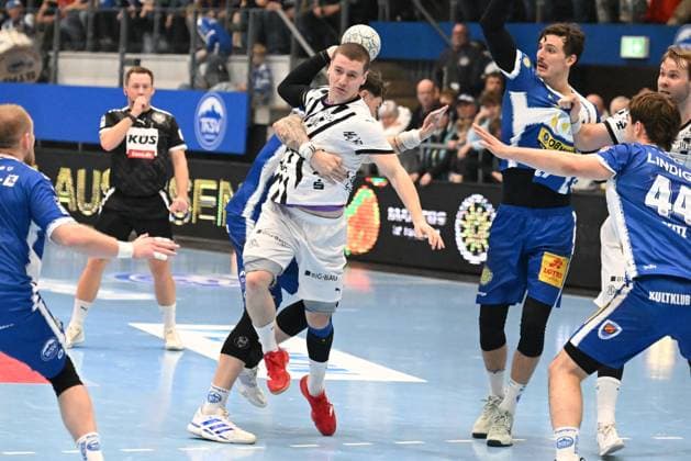 RECORD DATE NOT STATED Handball-Szene mit Petter Overby (11; THW Kiel), Elias Ellefsen a Skipagotu (71; THW Kiel) und Philipp Meyer (27; ThSV Eisenach) Spielszene: Petter Overby (11; THW Kiel), Elias Ellefsen a Skipagotu (71; THW Kiel) und Philipp Meyer (27; ThSV Eisenach)