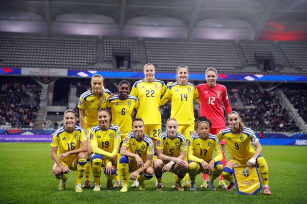 REIMS, FRANKRIKE 20251128 Sveriges startelva överst fran vänster: Smilla Holmberg, Monica Jusu Bah, Elma Junttila Nelhage, Nathalie Björn, Jennifer Falk. Nedre raden fran vänster: Filippa Angeldahl, Johanna Rytting Kaneryd, Julia Zigiotti Olme, Anna Sandberg, Felicia Schröder och Kosovare Asllani inför fredagens match 1 av 2 om tredje plats i Nations League i fotboll för damer mellan Frankrike och Sverige pa Stade Auguste-Delaune i Reims.