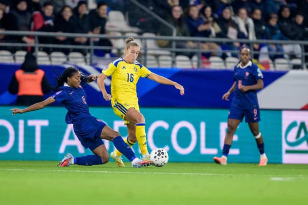 251128 Melvine Malard of France and Filippa Angeldahl of Sweden during the Women s Nations League bronze medal football match between France and Sweden on November 28, 2025 in Reims. Photo: Ludvig Thunman BILDBYRAN kod LT LT0755 fotboll football soccer fotball nations league uefa womens nations league frankrike sverige sweden dam bbeng Copyright: LUDVIGxTHUNMAN BB251128LT027