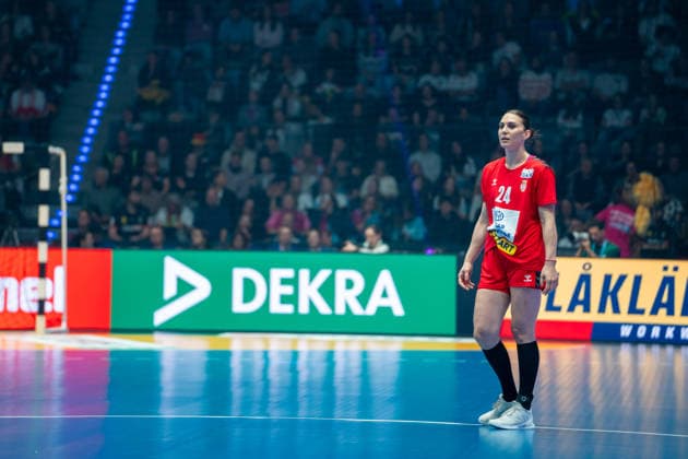 Handball I Frauen I Weltmeisterschaft I Vorrunde I 2. Spieltag I Serbien - Island I 28.11.2025 Jovana Skrobic (24, Serbien) vor DEKRA Werbebanner Stuttgart Porsche Arena Baden-Württemberg Deutschland Copyright: xLobeca MaxxPetershansx