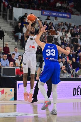 BASKET : France vs Belgique - Rouen - 28 11 2025 Loic Schwartz ( 11 - Belgium ) and Killian Tillie ( 33 - France ) during the FIBA European Qualifiers match between France and Belgium at Kindarena on November 28, 2025 in Rouen, France. ( Photo by Federico Pestellini PSNewz ) - RouenFrance  Copyright: xFedericoxPestellinix