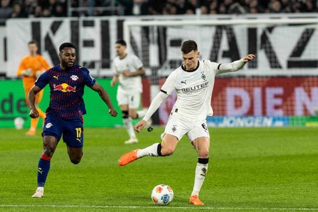 1. Fußball Bundesliga: Borussia Mönchengladbach - RB Leipzig; 28.11.2025 Ridle Baku (RB Leipzig, 17), Yannik Engelhardt (Borussia Mönchengladbach, 6) 1. Fußball Bundesliga: Borussia Mönchengladbach - RB Leipzig; Borussia-Park, Mönchengladbach; 28.11.2025 DFL regulations prohibit any use of photographs as image sequences and or quasi video. Copyright: xBEAUTIFULxSPORTS Buriakovx