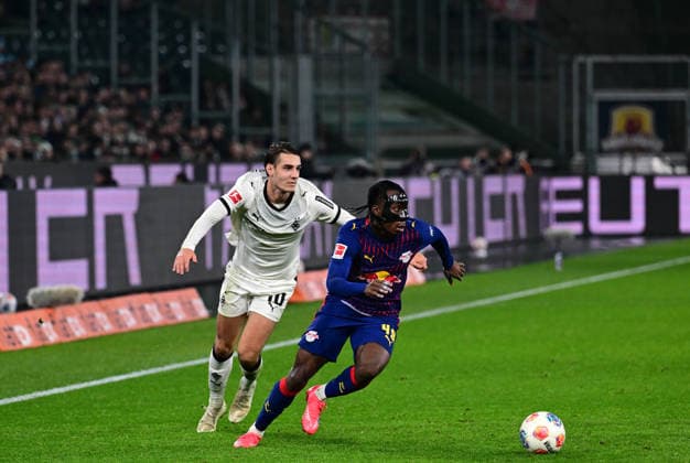 28.11.2025; Moenchengladbach; Fussball, Herren, Saison 2025 2026, Borussia Moenchengladbach vs. RB Leipzig Yan Diomande (Leipzig, re.) enteilt Florian Neuhaus (Gladbach, li.) DFL regulations prohibit any use of photographs as image sequences and or quasi-video. Borussia-Park NRW Deutschland