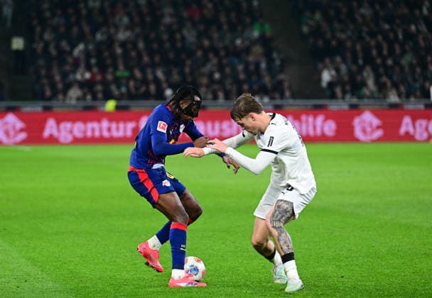 28.11.2025; Moenchengladbach; Fussball, Herren, Saison 2025 2026, Borussia Moenchengladbach vs. RB Leipzig Zweikampf zwischen v. li. Yan Diomande (Leipzig), Luca Netz (Gladbach) DFL regulations prohibit any use of photographs as image sequences and or quasi-video. Borussia-Park NRW Deutschland