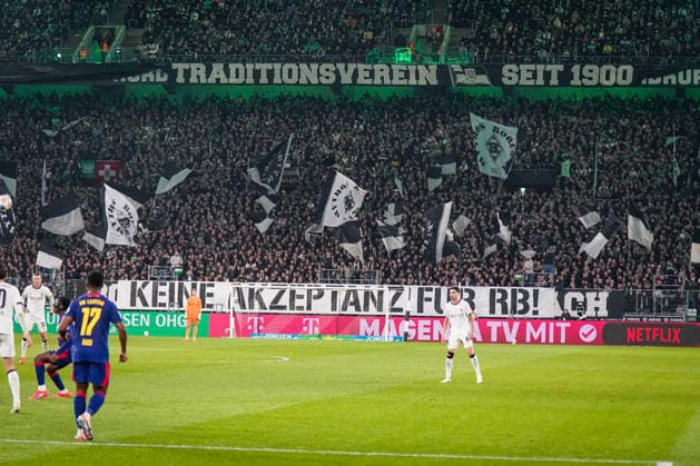 Deutschland: Fussball Bundesliga 2025 26, 12. Spieltag - Borussia Mönchengladbach vs RB Leipzig - Borussia-Park (Mönchengladbach): Borussen Fans mit klarer Meinung zu RB als Traditionsverein Mönchengladbach Nordrhein-Westfalen Deutschland Copyright: xJOERANxSTEINSIEKx