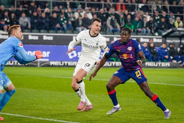 Deutschland: Fussball Bundesliga 2025 26, 12. Spieltag - Borussia Mönchengladbach vs RB Leipzig - Borussia-Park (Mönchengladbach): Castello Lukeba (RB Leipzig, 23) PÃ ter Gulacsi Peter Gulacsi (RB Leipzig, 1) Haris Tabakovic (Borussia Mönchengladbach, 15) Mönchengladbach Nordrhein-Westfalen Deutschland Copyright: xJOERANxSTEINSIEKx