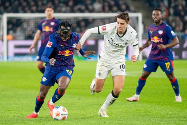 28.11.2025, Fussball: 1. Bundesliga, Saison 2025 2026, 12. Spieltag, Borussia Moenchengladbach - RB Leipzig im Borussia Park in Moenchengladbach. Zweikampf zwischen Yan Diomonde (RB Leipzig, 49) und Florian Neuhaus (Borussia Moenchengladbach, 10). Wichtiger Hinweis: Gemaess den Vorgaben der DFL Deutsche Fussball Liga bzw. des DFB Deutscher Fussball-Bund ist es untersagt, in dem Stadion und oder vom Spiel angefertigte Fotoaufnahmen in Form von Sequenzbildern und oder videoaehnlichen Fotostrecken zu verwerten bzw. verwerten zu lassen. Foto: Kirchner-Media Thomas Haesler Copyright: xKirchner-Media ThomasxHaeslerx
