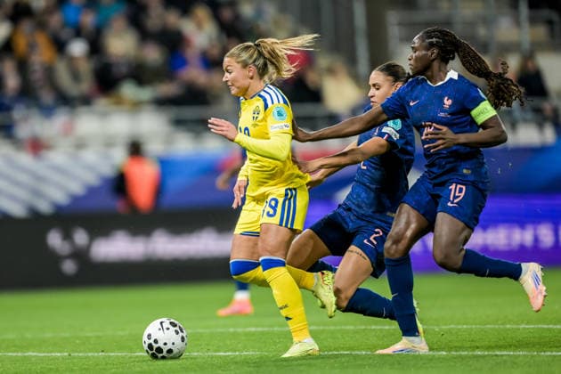 251128 Johanna Rytting Kaneryd of Sweden against Maelle Lakrar and Griedge Mbock of France during the Women s Nations League bronze medal football match between France and Sweden on November 28, 2025 in Reims. Photo: Ludvig Thunman BILDBYRAN kod LT LT0755 fotboll football soccer fotball nations league uefa womens nations league frankrike sverige sweden dam bbeng Copyright: LUDVIGxTHUNMAN BB251128LT032