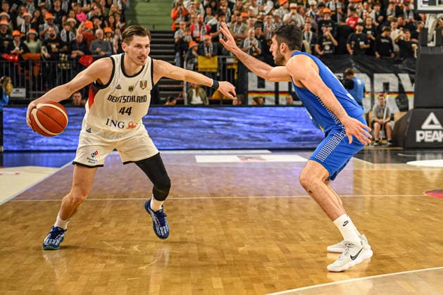 David Kramer (44 Deutschland) and Yovel Zoosman (50 Israel) in action at the Basketball World Cup qualifying match between Germany and Israel on November 28, 2025, in Neu-Ulm. Neu Ulm ratiopharm Arena Bavaria Germany