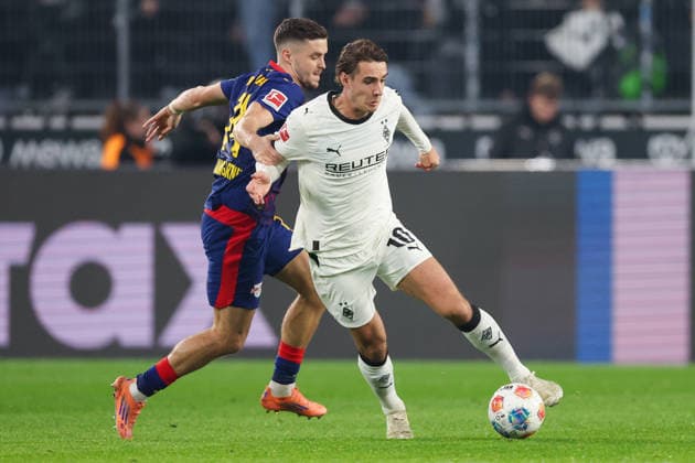 2025-11-28 Borussia Monchengladbach v RB Leipzig - Bundesliga MOENCHENGLADBACH, GERMANY - NOVEMBER 28: Christoph Baumgartner of RB Leipzig battles for the ball with Florian Neuhaus of Borussia Monchengladbach during the Bundesliga match between Borussia Monchengladbach and RB Leipzig at Borussia-Park on November 28, 2025 in Moenchengladbach, Germany. Moenchengladbach Borussia-Park Germany Content not available for redistribution in The Netherlands directly or indirectly through any third parties. Copyright: xJorisxVerwijstx