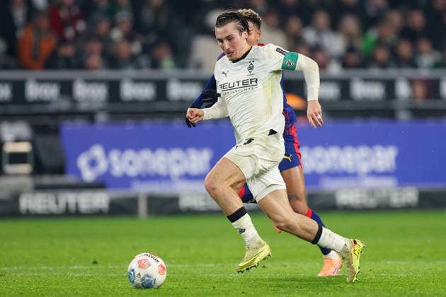 2025-11-28 Borussia Monchengladbach v RB Leipzig - Bundesliga MOENCHENGLADBACH, GERMANY - NOVEMBER 28: Rocco Reitz of Borussia Monchengladbach, Antonio Nusa of RB Leipzig during the Bundesliga match between Borussia Monchengladbach and RB Leipzig at Borussia-Park on November 28, 2025 in Moenchengladbach, Germany. Moenchengladbach Borussia-Park Germany Content not available for redistribution in The Netherlands directly or indirectly through any third parties. Copyright: xJorisxVerwijstx