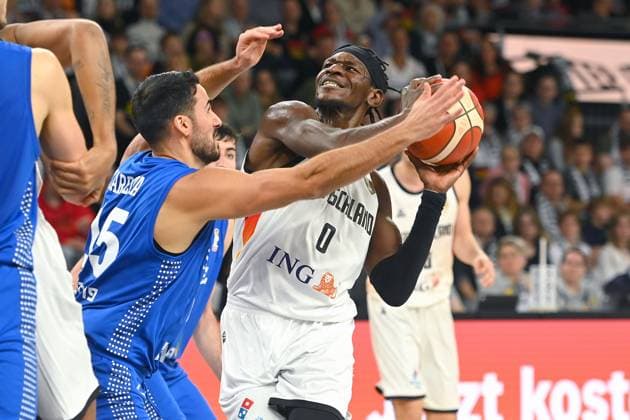 Isaac BONGA (GER), Aktion,Zweikampf gegen Lior Carreira (ISR), Basketball Laenderspiel WM Qualifikation Deutschland (GER) - Israel (ISR) 89-69 am 28.11.2025 rtiopharm Arena Neu-Ulm Â