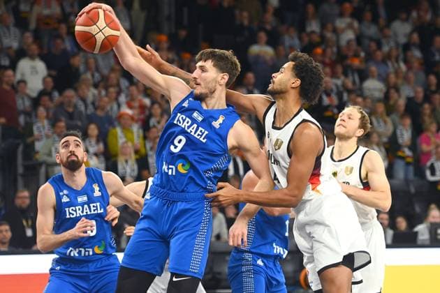 Norris Agbakoko (GER), Aktion,Zweikampf gegen Roman Sorkin (ISR). Basketball Laenderspiel WM Qualifikation Deutschland (GER) - Israel (ISR) 89-69 am 28.11.2025 rtiopharm Arena Neu-Ulm Â