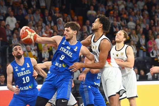 Norris Agbakoko (GER), Aktion,Zweikampf gegen Roman Sorkin (ISR). Basketball Laenderspiel WM Qualifikation Deutschland (GER) - Israel (ISR) 89-69 am 28.11.2025 rtiopharm Arena Neu-Ulm Â