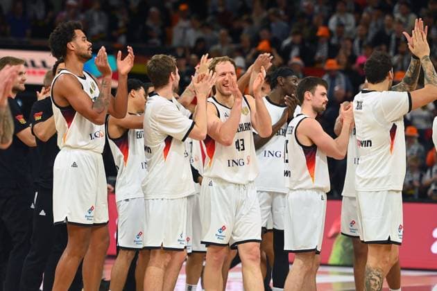 Schlussjubel GER, Teamfoto,Team,Mannschaft,Mannschaftsfoto. Jubel,Freude,Begeisterung, Basketball Laenderspiel WM Qualifikation Deutschland (GER) - Israel (ISR) 89-69 am 28.11.2025 rtiopharm Arena Neu-Ulm Â