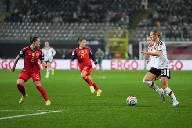 UEFA WOMEN S NATIONS LEAGUE: Deutschland vs Spanien, 28.11.025 Zweikampf zwischen Ona Batlle (Spanien, 2) und Klara Bühl (Deutschland, 19) UEFA WOMEN S NATIONS LEAGUE: Deutschland vs Spanien, Fritz-Walter-Stadion, 28.11.025 DFB DFL REGULATIONS PROHIBIT ANY USE OF PHOTOGRAPHS AS IMAGE SEQUENCES AND OR QUASI-VIDEO. Copyright: xBEAUTIFULxSPORTS Boscox